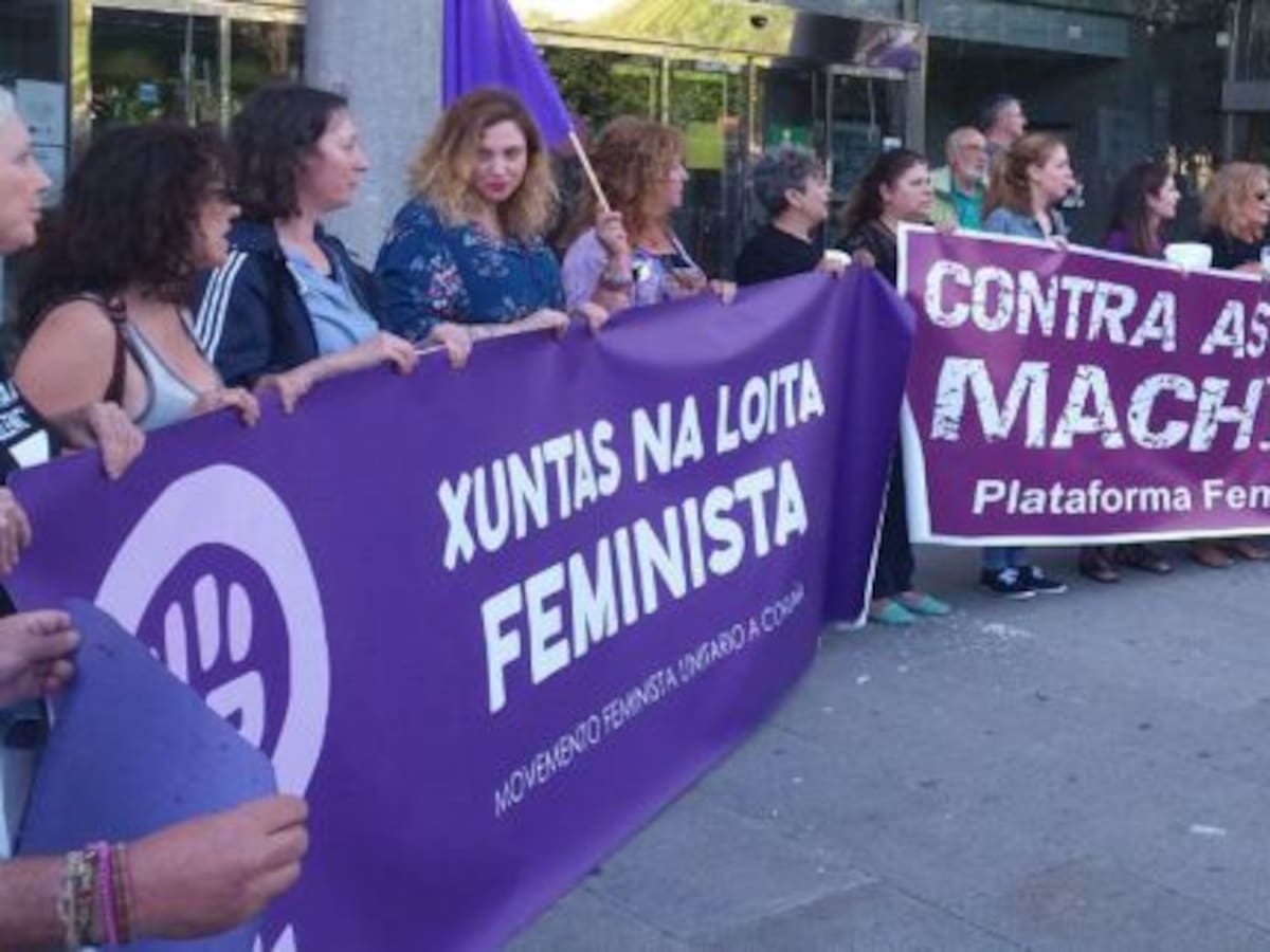Alrededor de 200 personas se concentran por el último asesinato machista