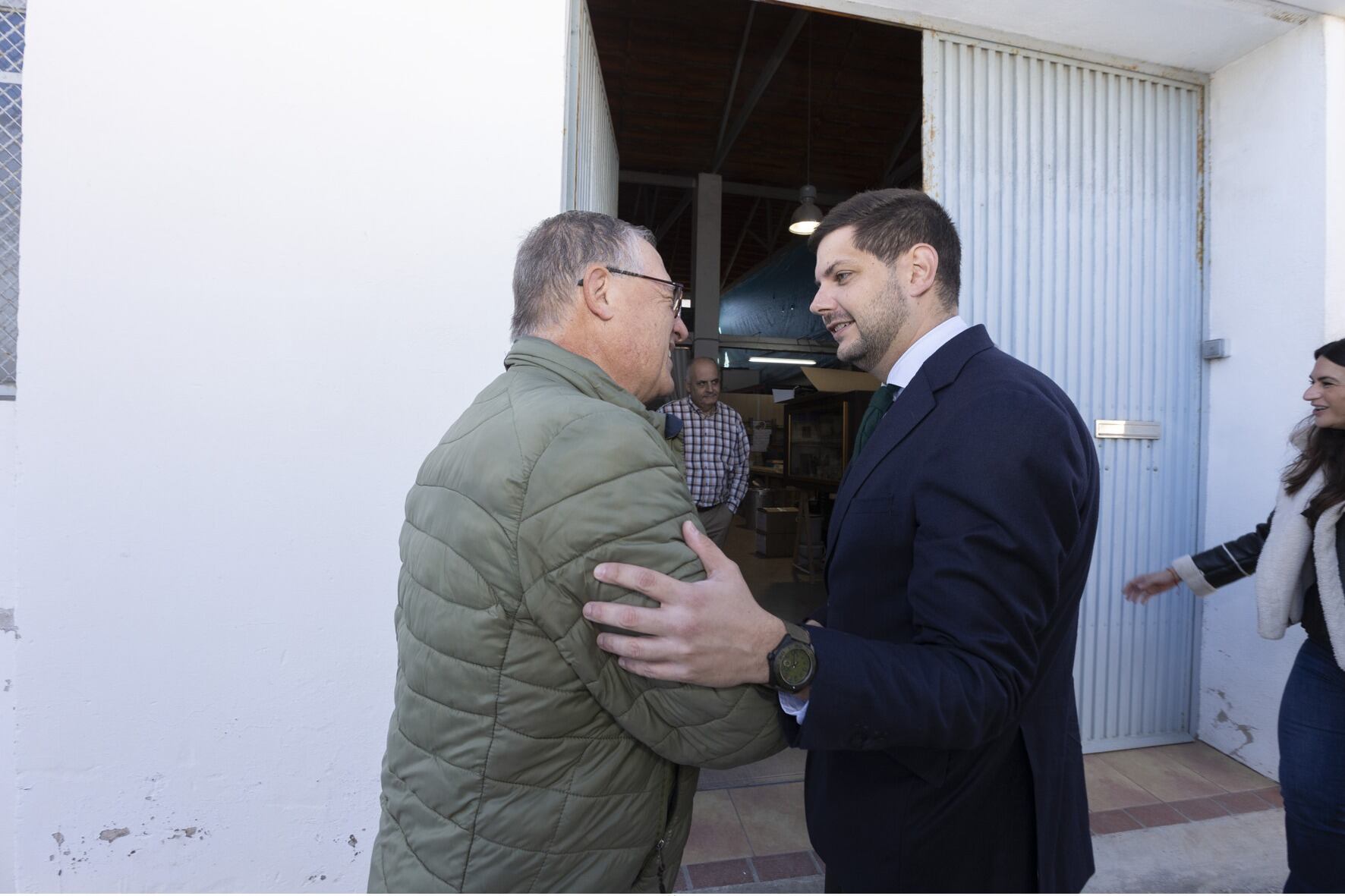 El alcalde José Manuel Prieto saluda a Juan Miguel Lloret.