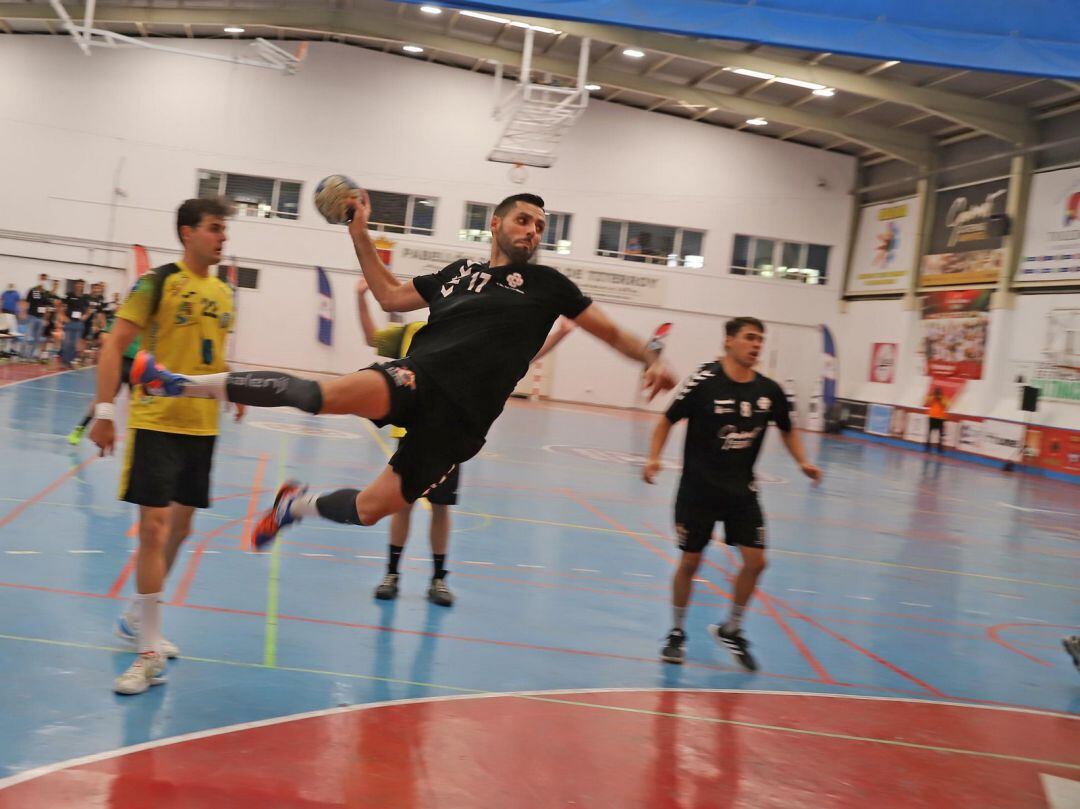 Carmelo Álvarez lanzando a portería.