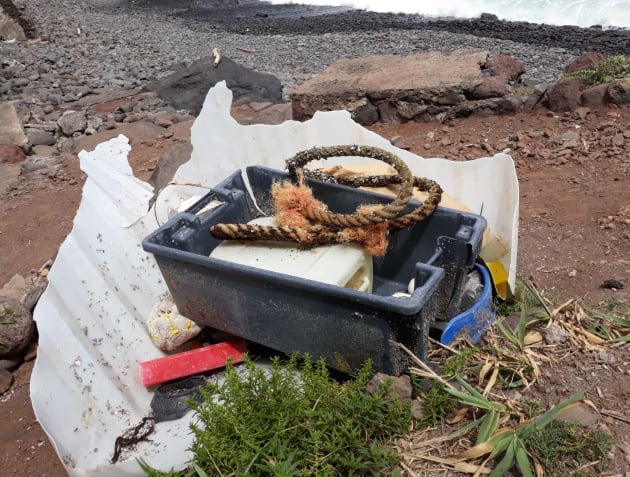 Restos de basura localizados en la costa en la Punta del Hidalgo, en Tenerife.