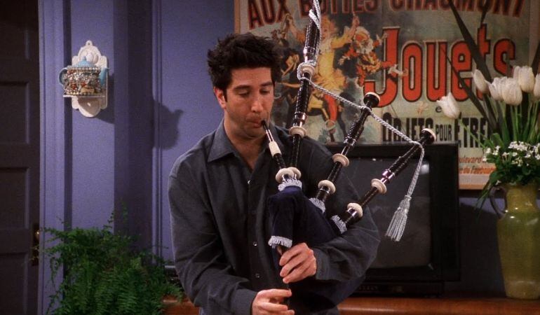 Ross tocando la gaita durante un capítulo de &#039;Friends&#039;.