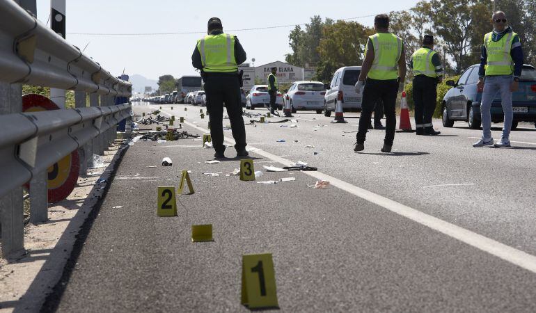 Agentes de la Guardia Civil supervisan el lugar en el que una mujer atropelló con su coche a un grupo de seis ciclistas