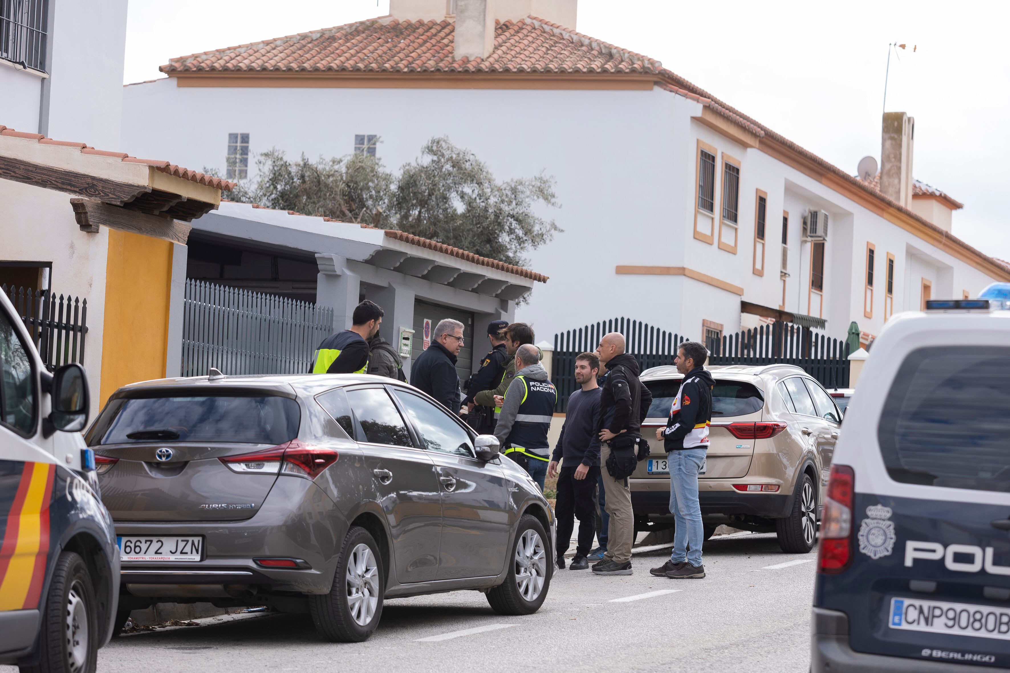 TORRE DEL MAR (MÁLAGA), 12/01/2024.- La mujer y el hombre que han sido hallados muertos este viernes en Torre del Mar, localidad que pertenece al municipio de Vélez Málaga, eran pareja y ninguno de ellos tenía antecedentes en el Sistema de Seguimiento Integral en los casos de Violencia de Género, conocido como VioGen. EFE/ Carlos Diaz
