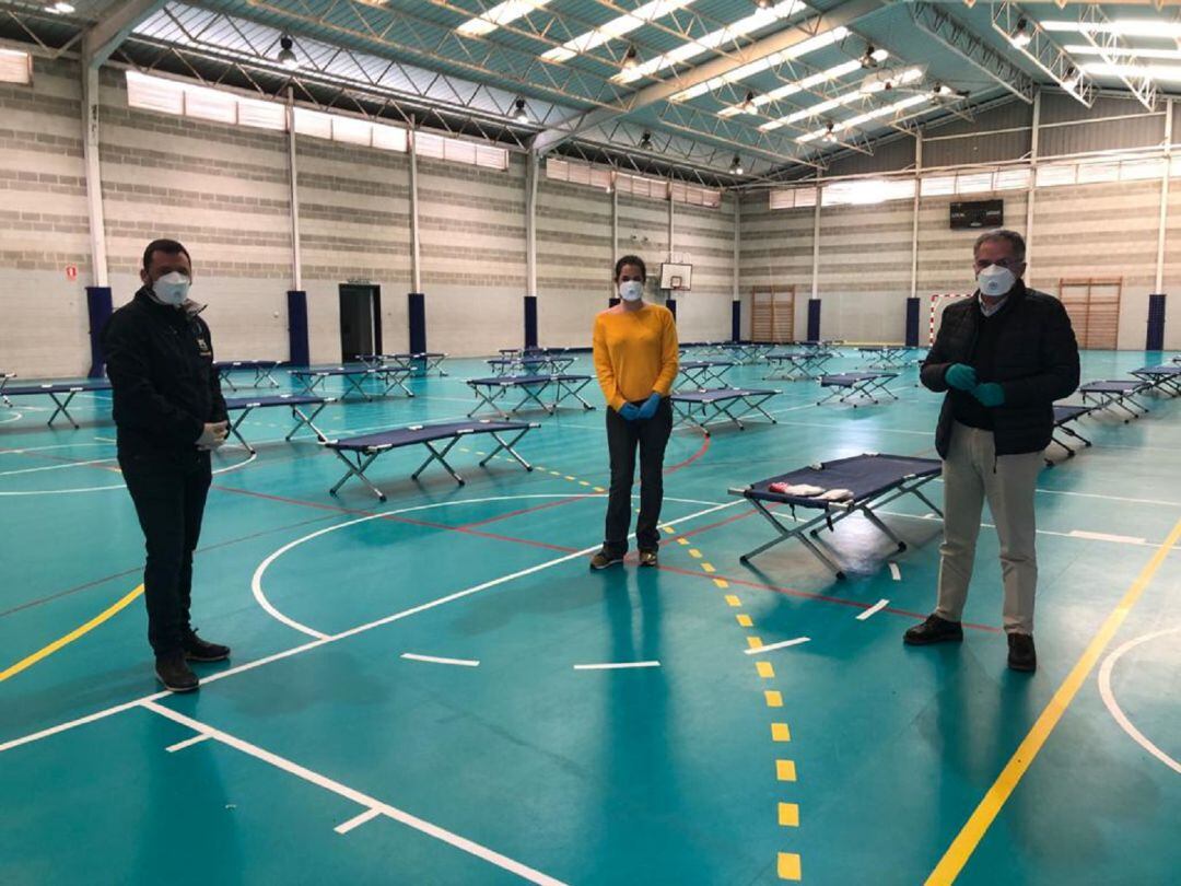 Ros, Conesa y Muñoz, en el polideportivo.