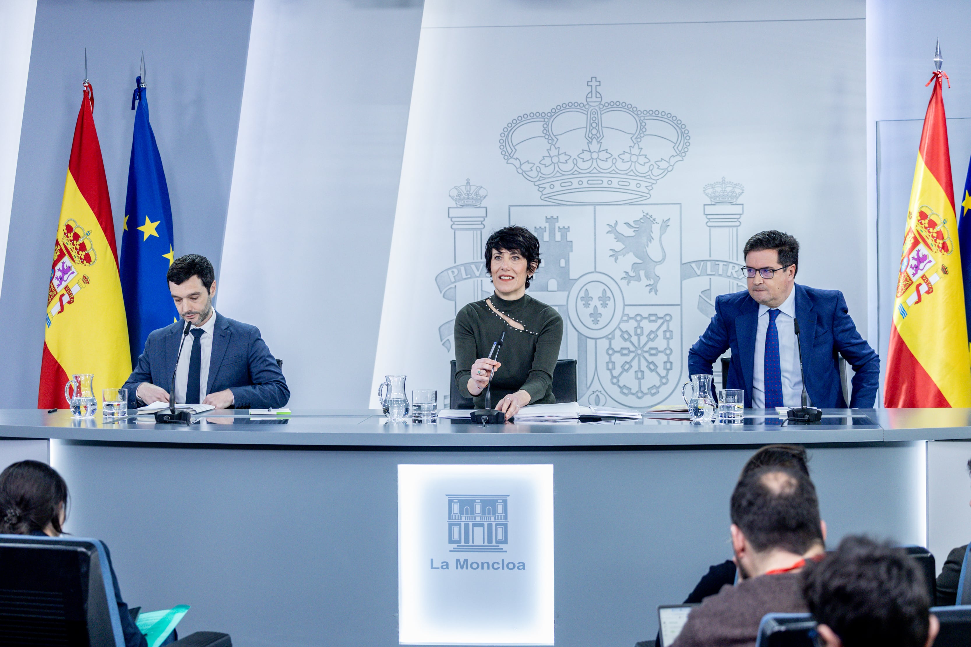 Pablo Bustinduy, Elma Saiz y Óscar López en la rueda de prensa posterior al Consejo de Ministros