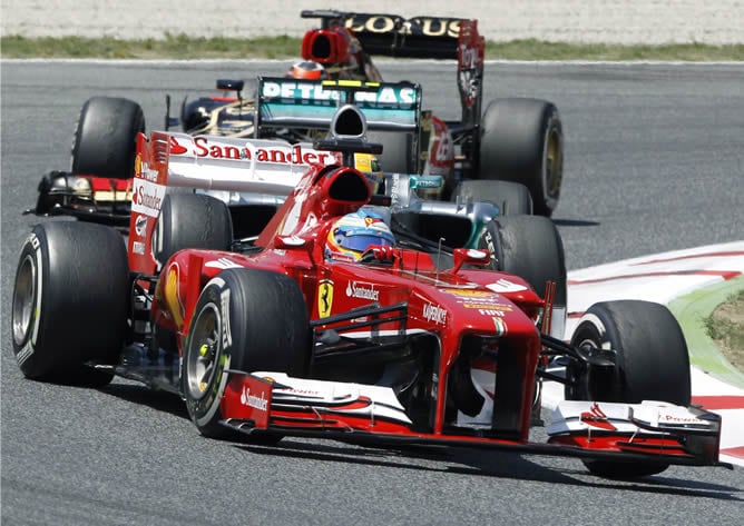 El piloto español Fernando Alonso, Ferrari, seguido por el británico Lewis Hamilton de Mercedes en las primeras vueltas del Gran Premio de España que se celebra en el Circuito de Catalunya en Montmelo