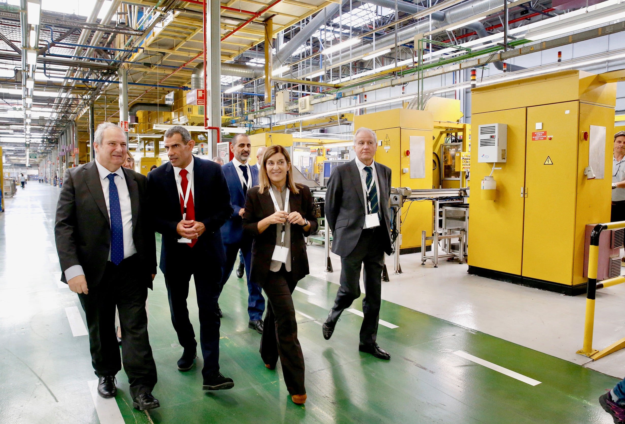 El ministro de Industria, Jordi Hereu, la presidenta de Cantabria, María José Sáenz de Buruaga, y el presidente de CEOE, Antonio Garamendi, asisten a la inauguración de las instalaciones