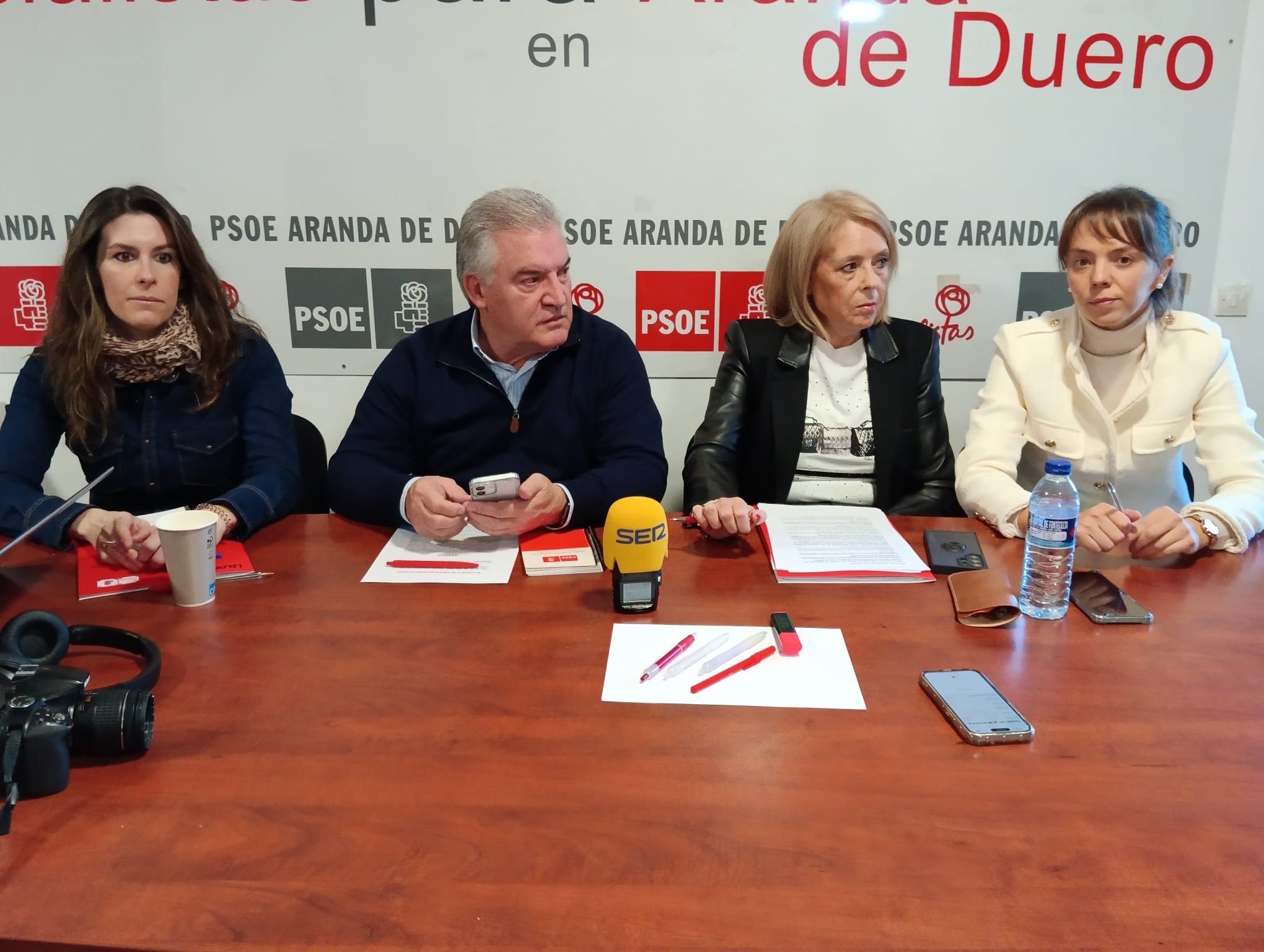 Los cuatro concejales del PSOE hacen piña con Viñas Ortuño