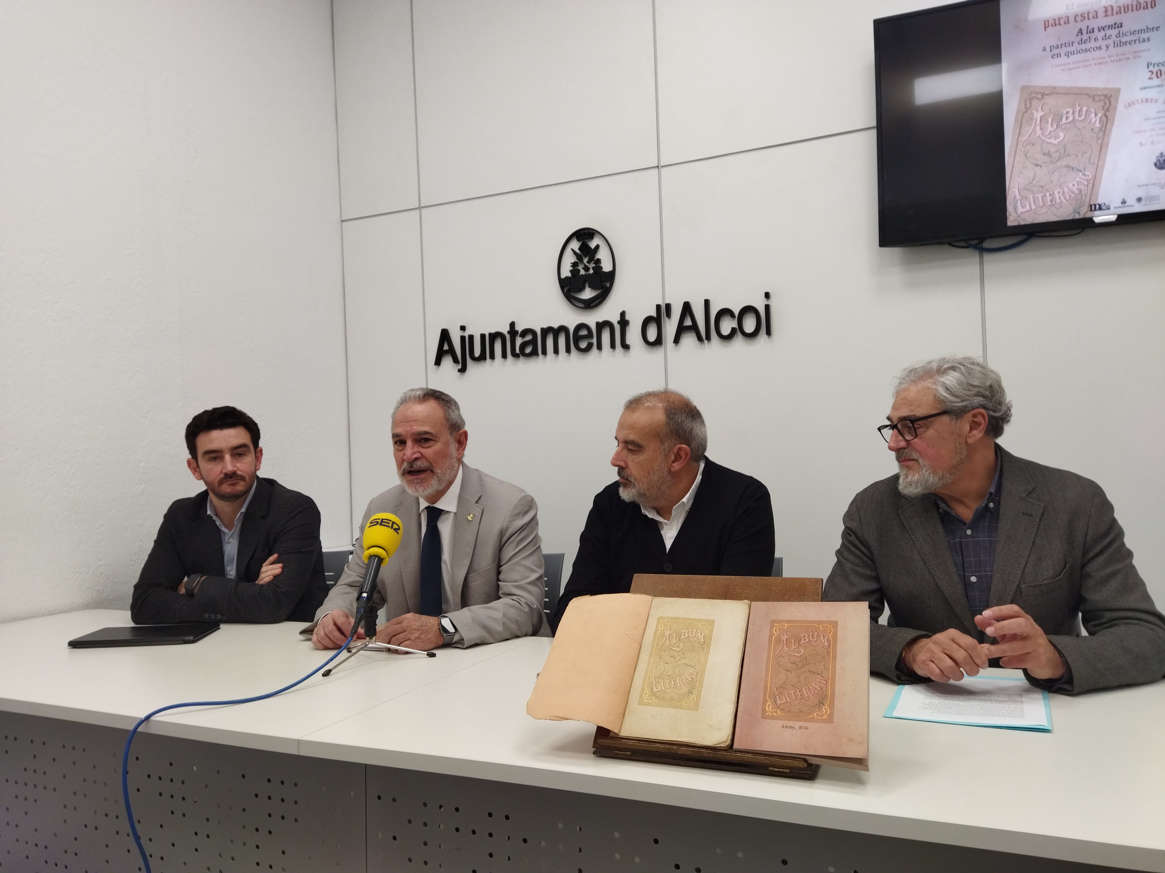 Pepe Sanz, primer tro de la Filà Abencerrajes; Indalecio Carbonell, capitán moro y presidente del Círculo Industrial; Jordi Martínez, edil de Fiestas y Javier Llopis, gerente de Més Ciutat.