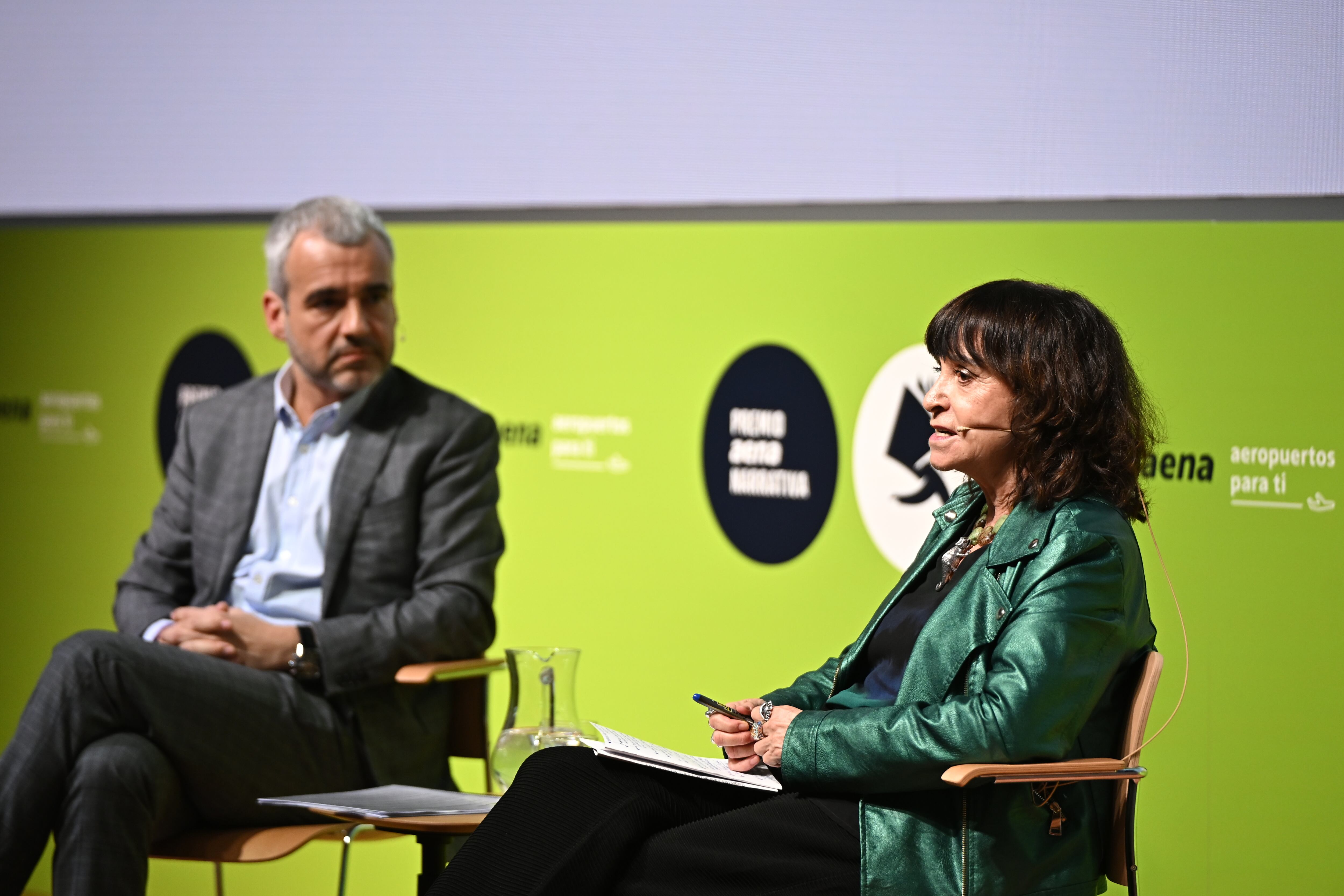 MADRID, 26/02/2026.- La escritora Rosa Montero y el presidente de AENA, Maurici Lucena, participan la presentación oficial de "de un acontecimiento literario" en la Biblioteca Escuelas Pías, este jueves, en Madrid. EFE/ Fernando Villar