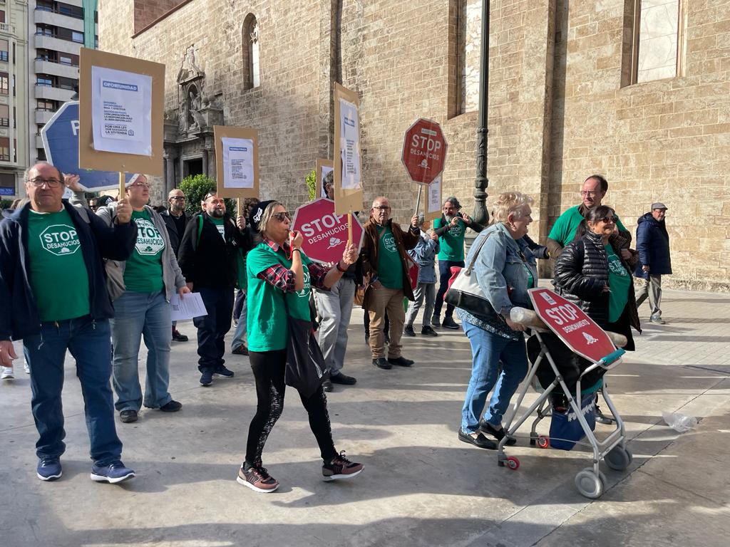 Manifestantes toman las calles de València para exigir una ley estatal de vivienda