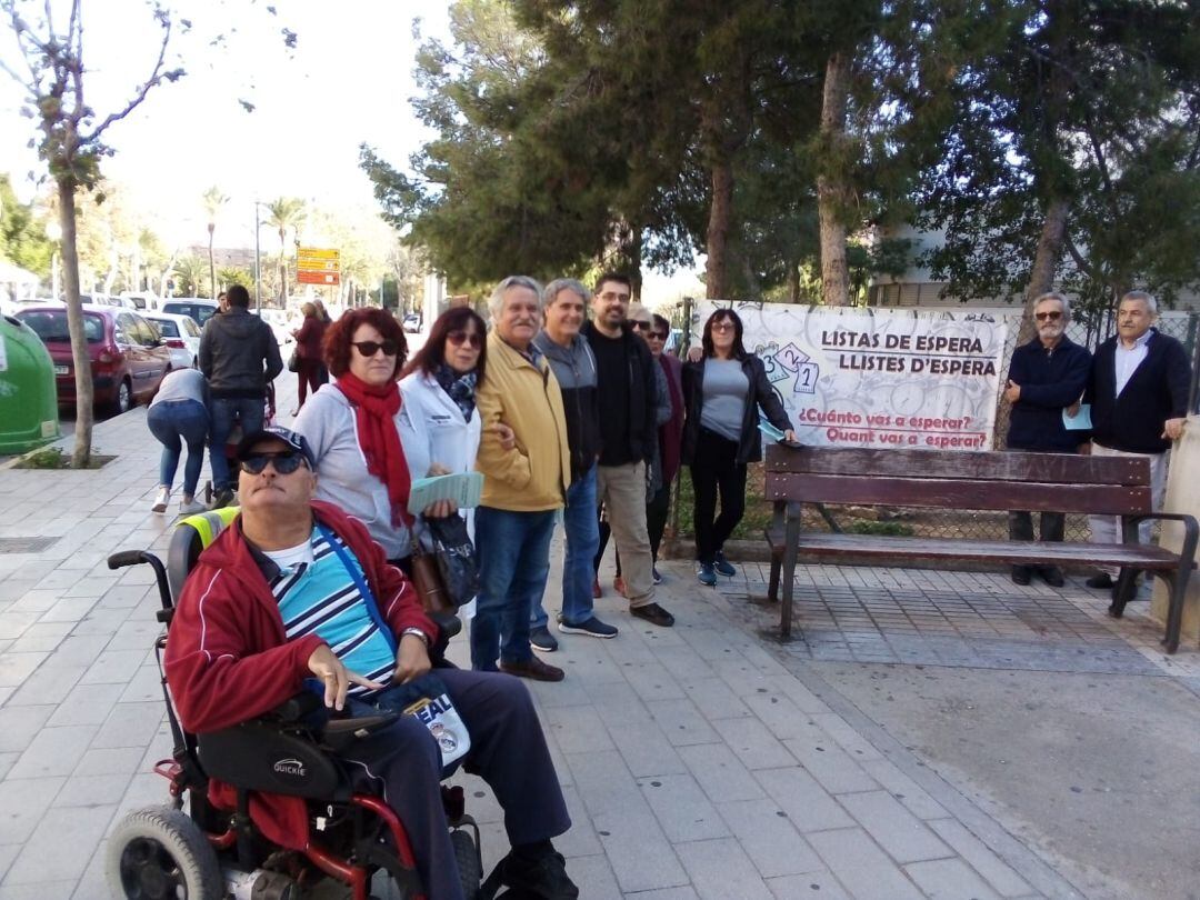 Miembros de Marea Blanca se han apostado hoy ante el Centro de Especialidades de Babel para visibilizar el problema de las listas de espera.