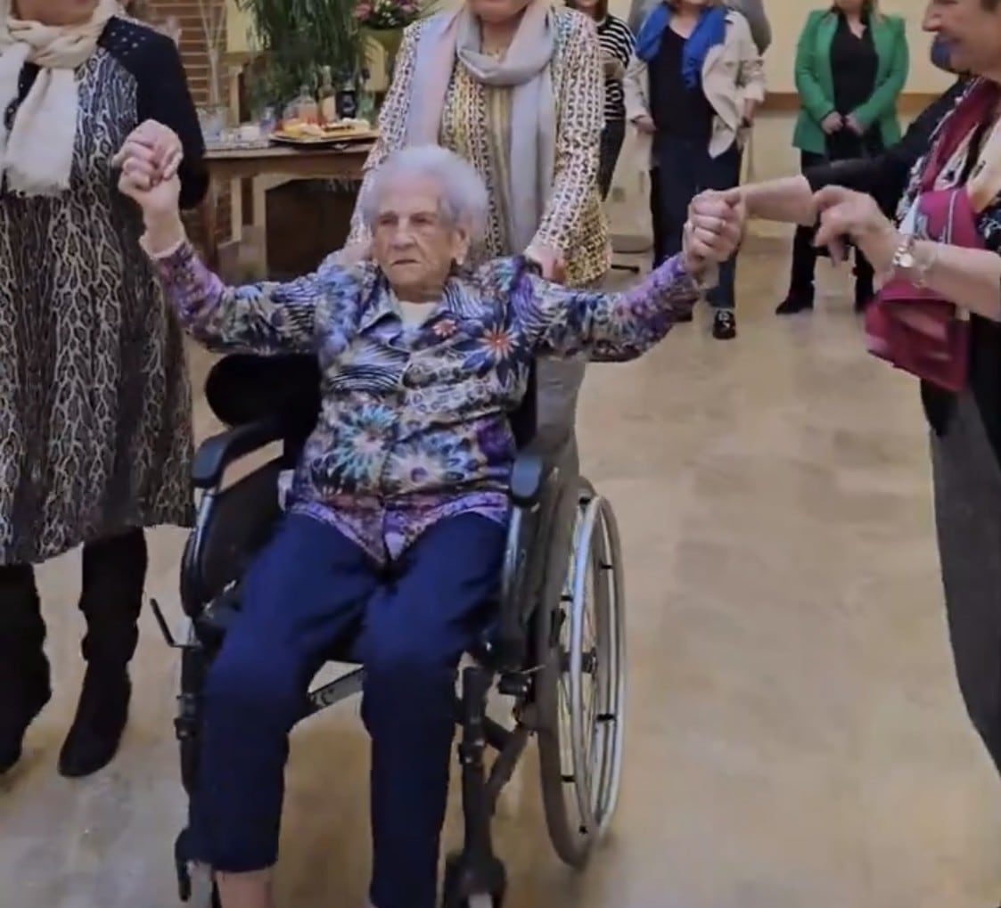 Venancia bailando al ritmo de la charanga