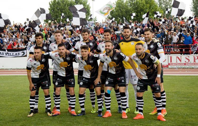 La alineación ante el Don Benito.