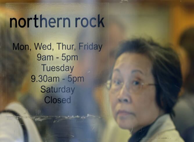 Una mujer acude a una de las sucursales del Northern Rock en Londres