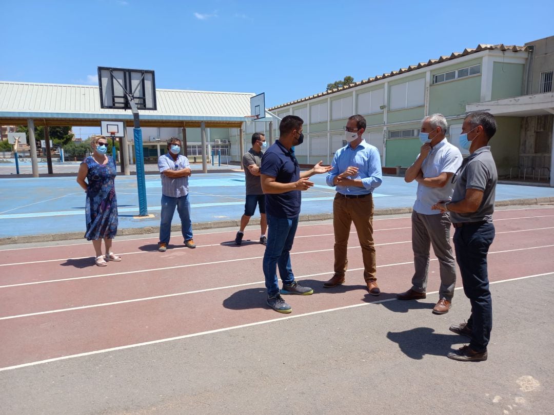 Víctor García, director general de Infraestructuras de la Generalitat, durante su visita al CEIP Rabassa el pasado 14 de julio.