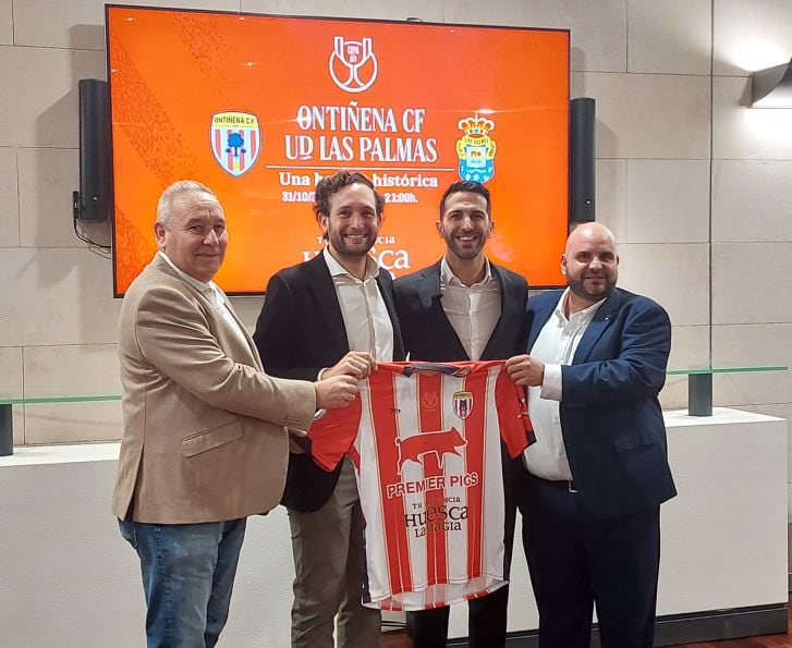 Javier Ferrer, Isaac Claver, David Cregenzán y Hugo Lax  en la presentación de la camiseta del Ontiñena para la Copa del Rey