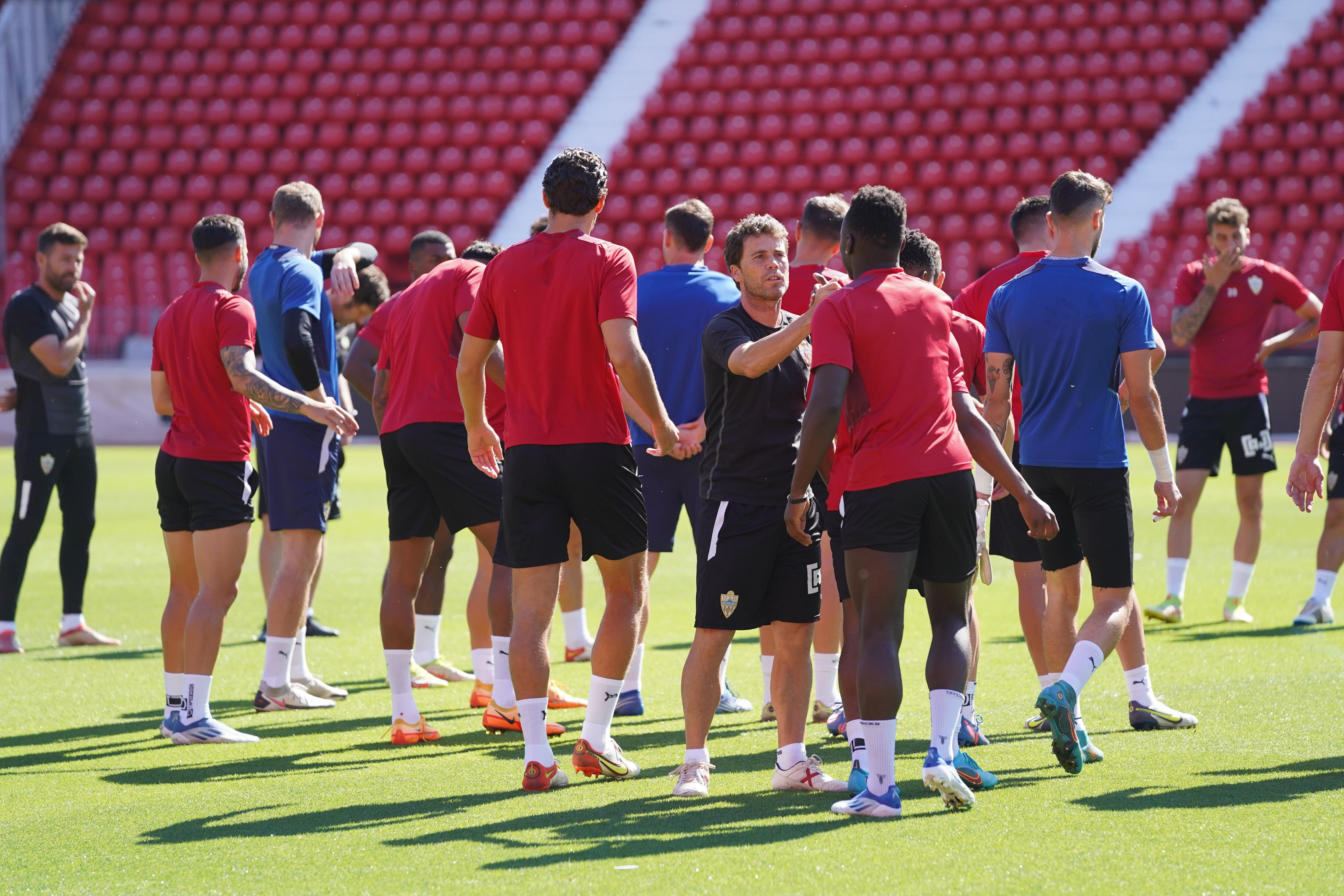 Rubi saludando a los futbolistas en el entrenamiento.