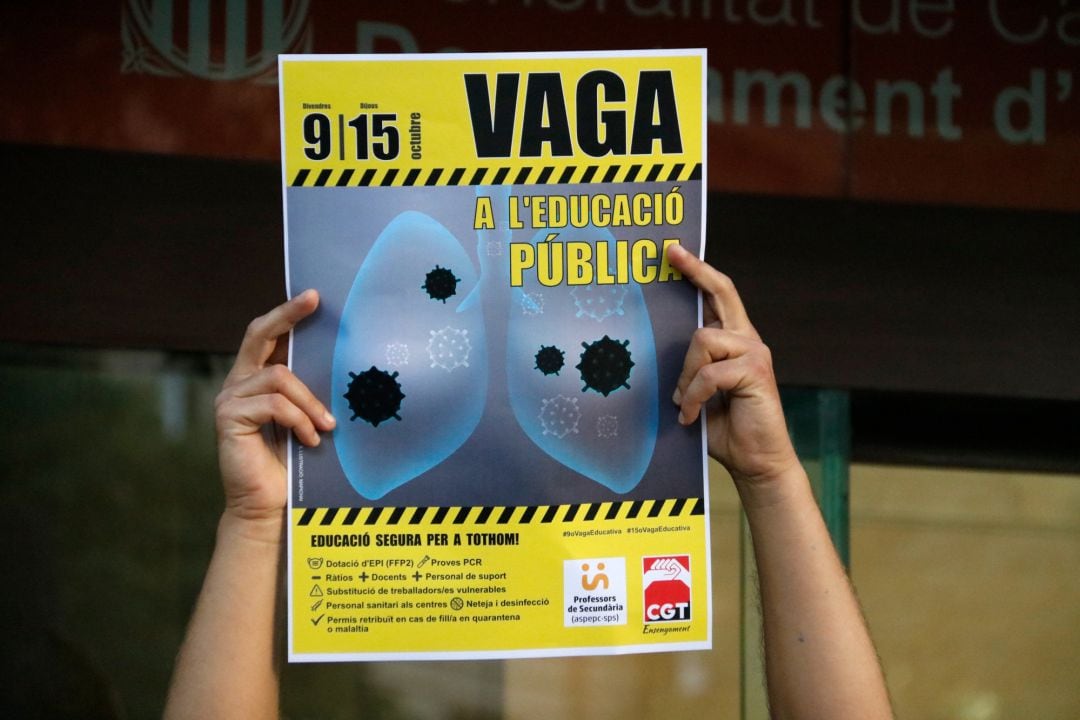 Pla detall del cartell amb la convocatòria de vaga per al 9 i el 15 d'octubre a l'educació pública. 