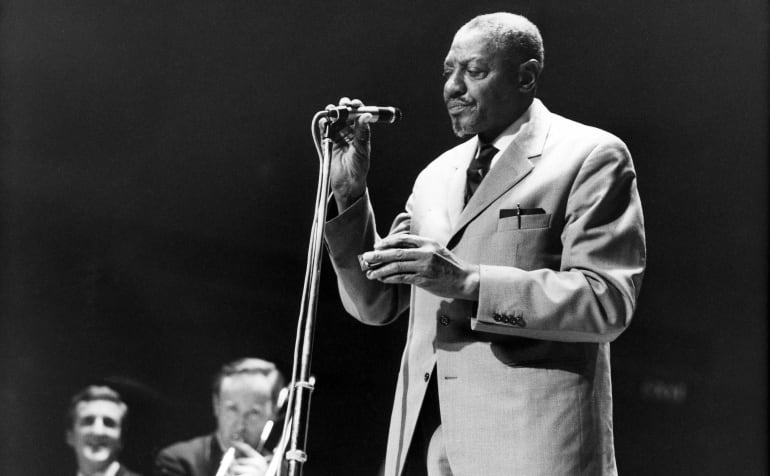 Sonny Boy Williamson durante una actuación en Reino Unido en 1964