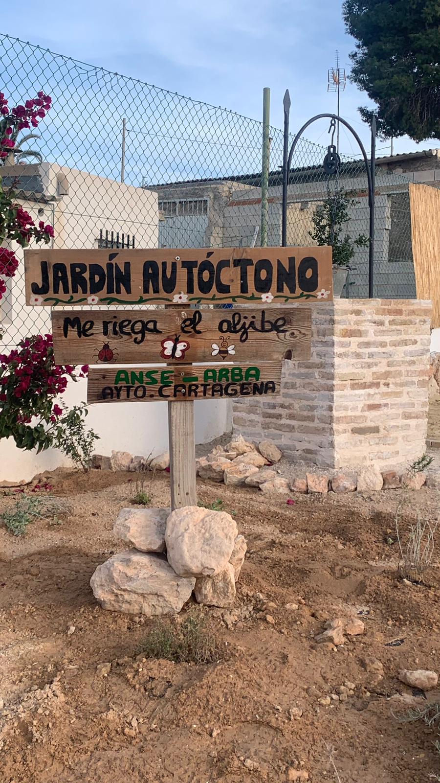 Jardín autóctono recuperado junto al aljibe