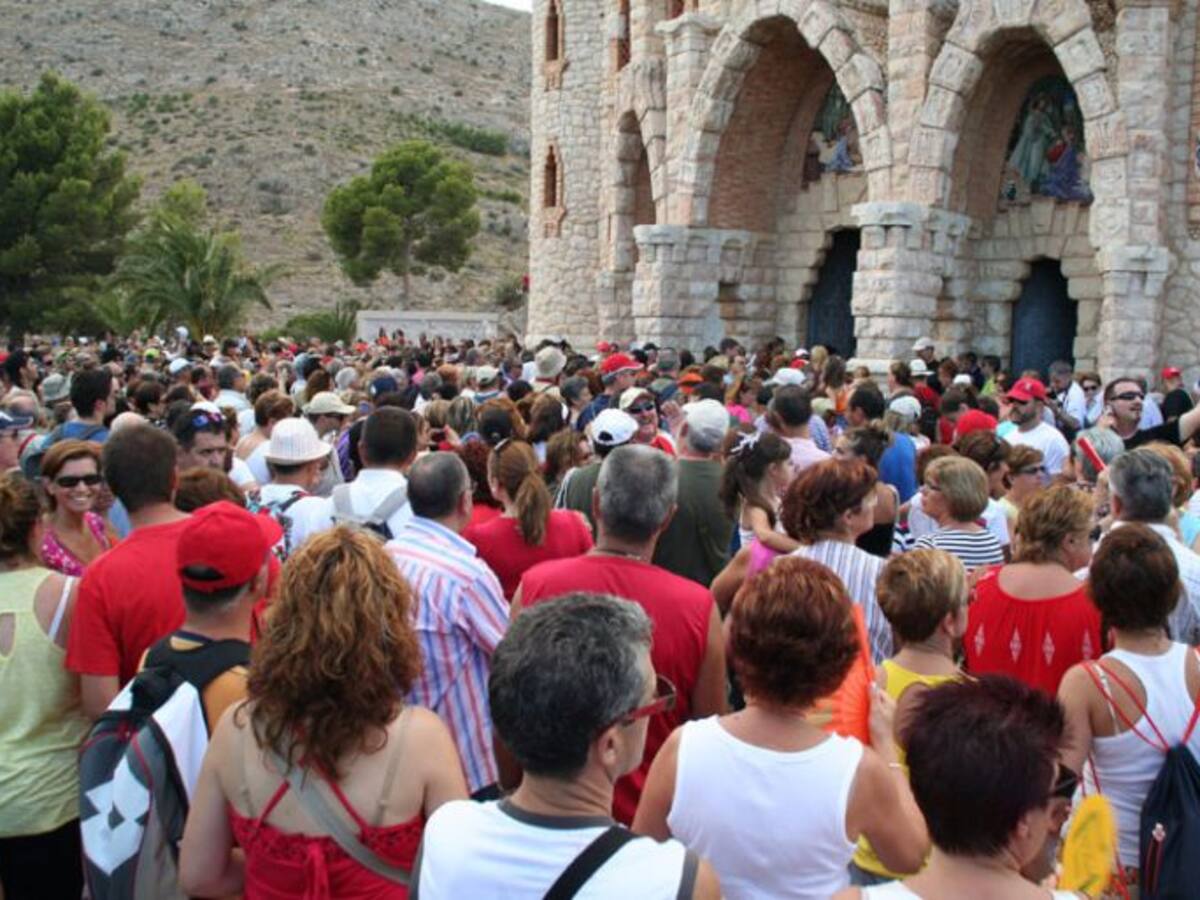 Novelda acompaña a su patrona desde el Castillo hasta la población