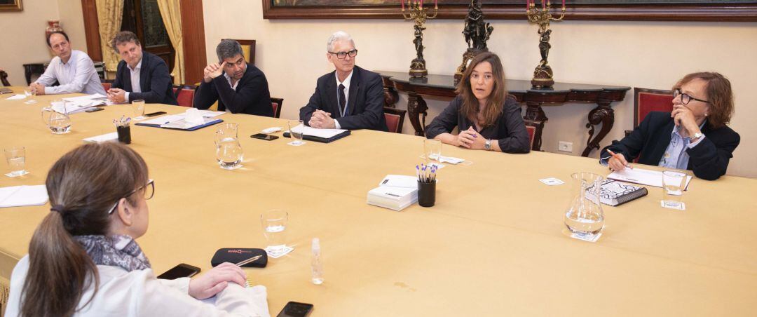 La alcaldesa, Inés Rey, junto a concejales del gobierno local, se reúne con representantes del sector pesquero