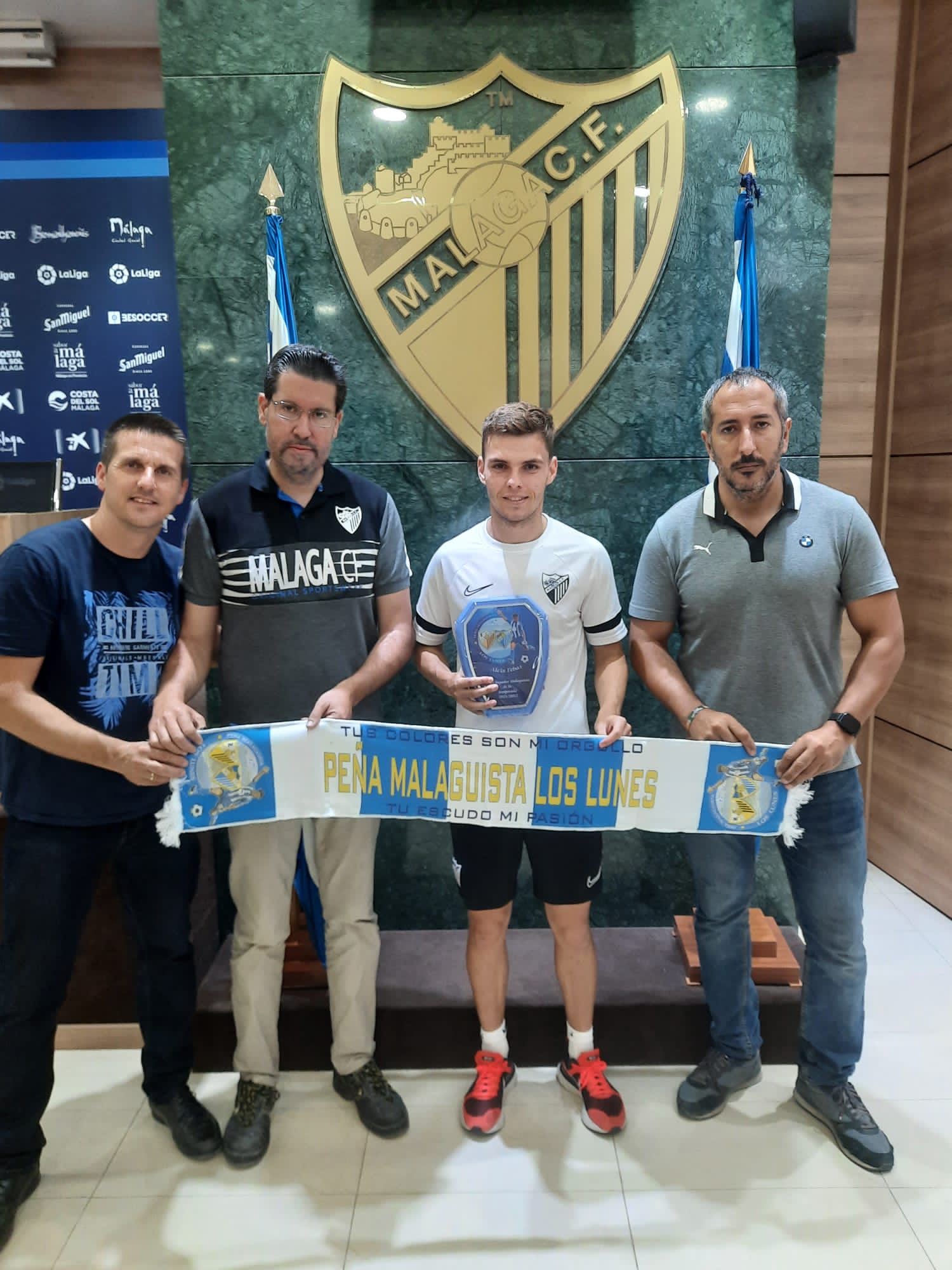 El centrocampista del Málaga Aleix Febas nombrado mejor jugador de la temporada por la peña malaguista Los Lunes