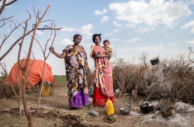 Sahra Ismael Elade, desplazada interna de Somalilandia, con su hija y su nieta. La familia se vio obligada a desplazarse después de perder gran parte de su ganado por una severa sequía.