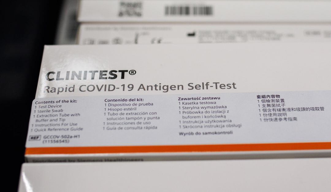 Varias cajas de test de antígenos en la farmacia.