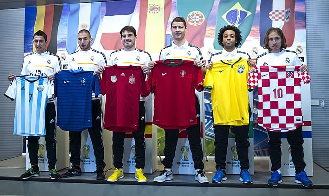 Di María, Benzema, Casillas, Cristiano Ronaldo, Marcelo y Modric posan con las camisetas de sus países