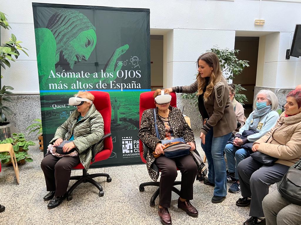 Los mayores de Palencia prueban la subida virtual a los ojos del Cristo