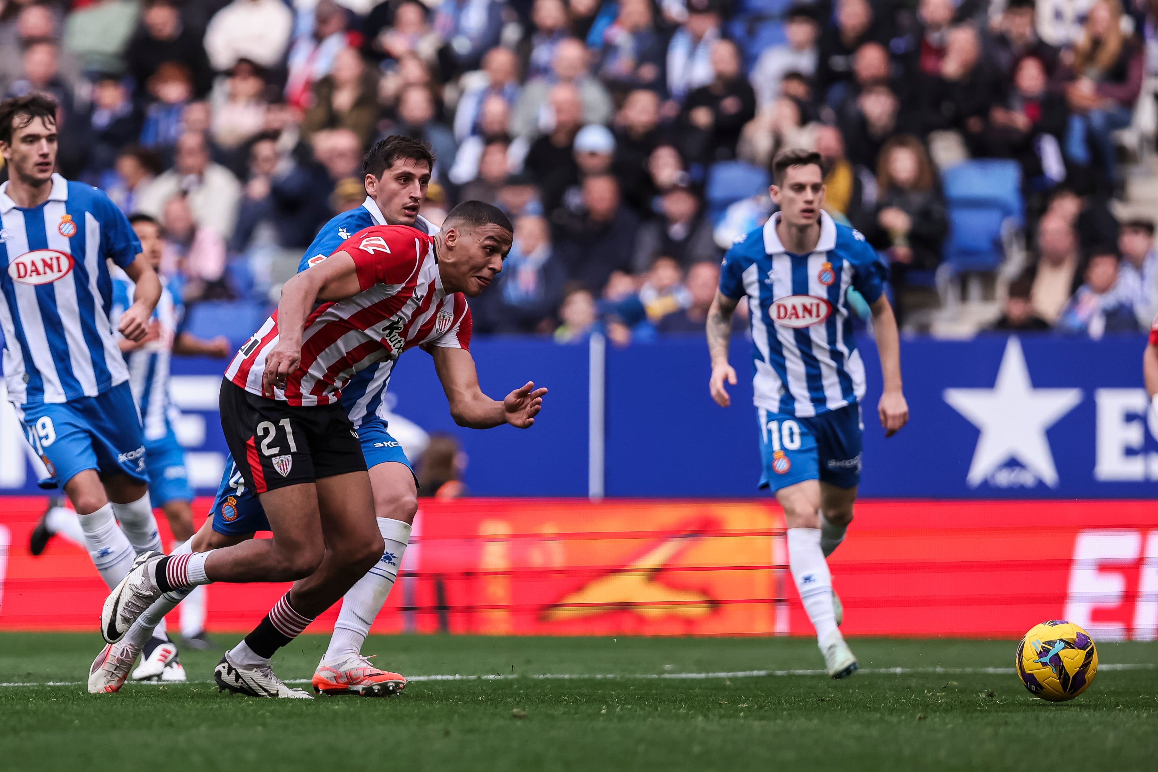 Maroan Sannadi lucha el balón durante el partido contra el RCD Espanyol