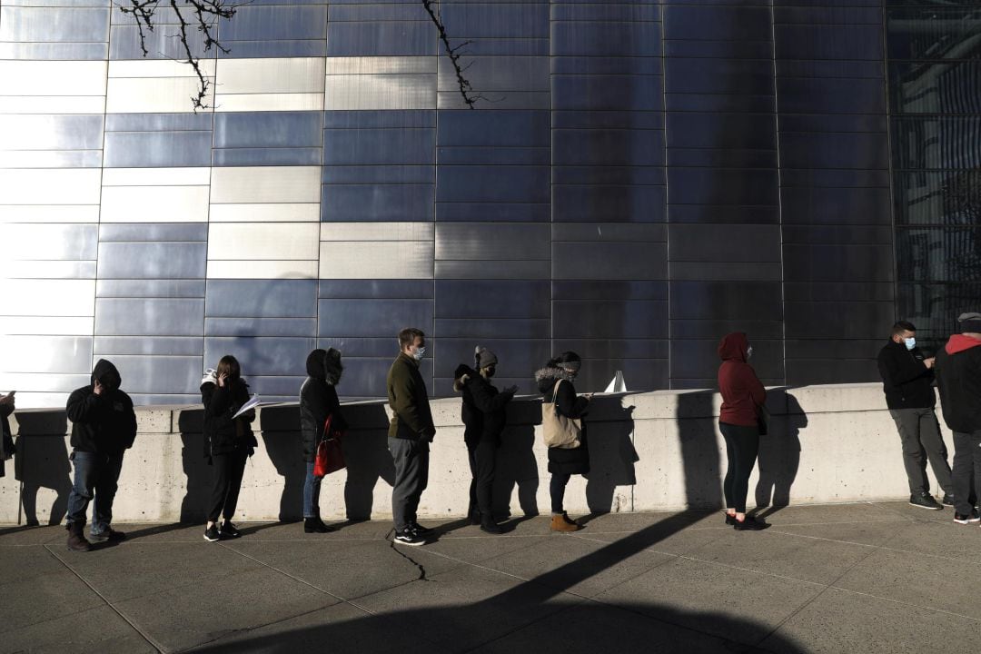 Varias personas esperan para la vacunación en Nueva York