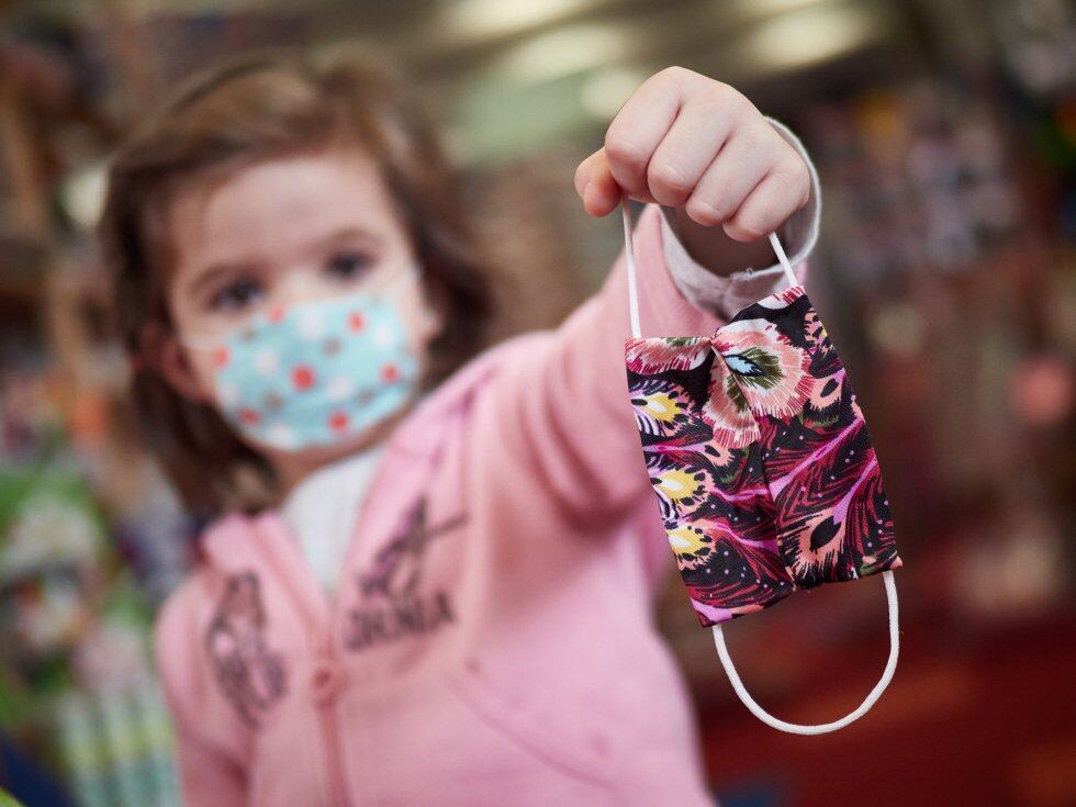 Una niña muestra una mascarilla infantil
Eduardo Sanz / Europa Press
26/04/2020