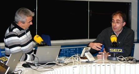 Carles Francino y el padre Núñez en el estudio central de la Cadena SER.