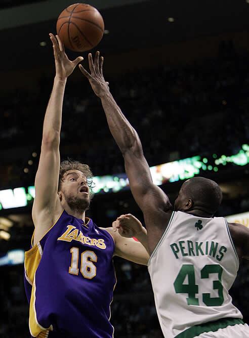 Los Lakers ganan a los de Boston por un ajustado 109-110.- El español mete cinco puntos decisivos para deshacer el empate