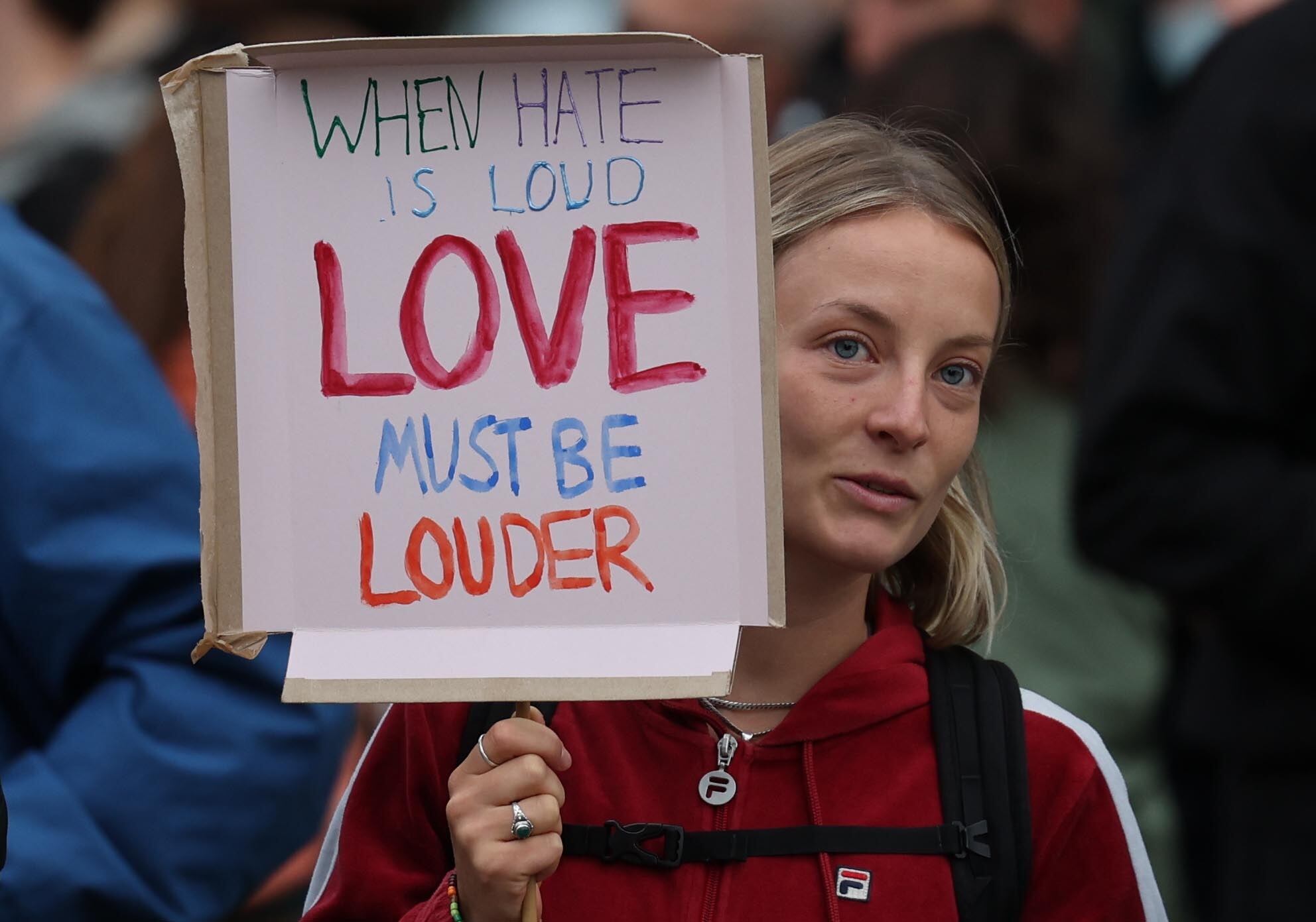 Una manifestante antirracista porta una pancarta ("cuando el odio es grande, el amor tiene que ser aún mayor") en Brentford (oesta de Londres), este miércoles.