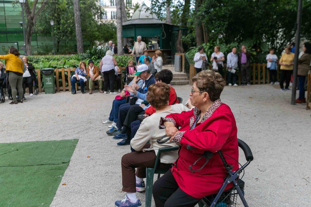 Imagen de archivo de una actividad de la tercera edad en Gandia 