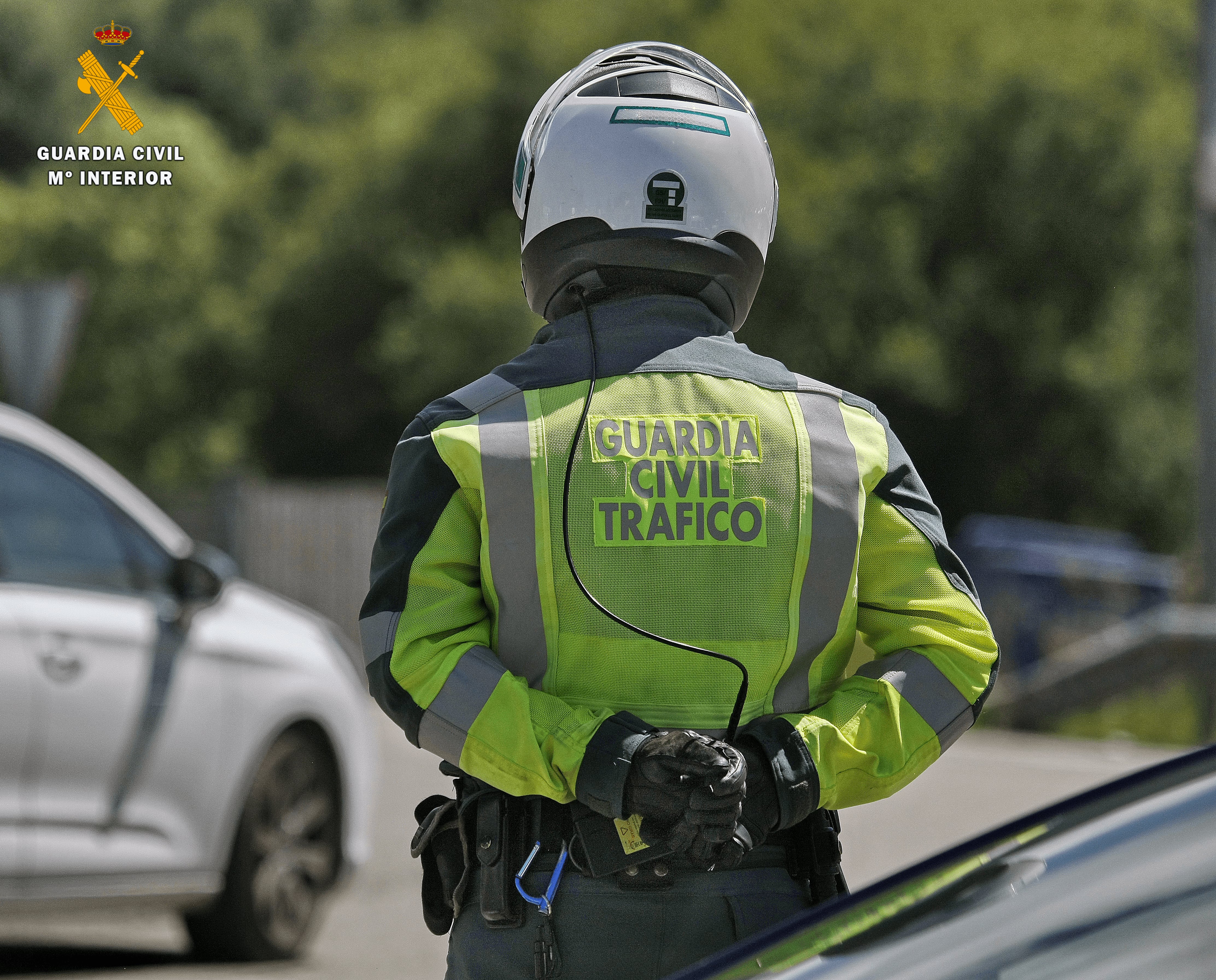 La Guardia Civil salva a dos personas de  ser aplastadas bajo un camión