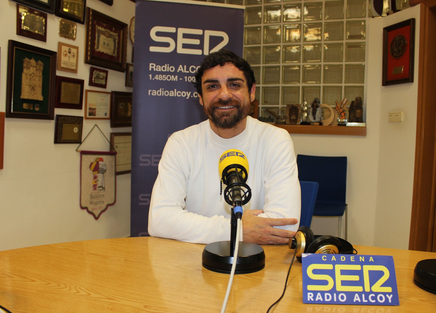 Isaac Montllor, en el estudio central de Radio Alcoy en una imagen de archivo