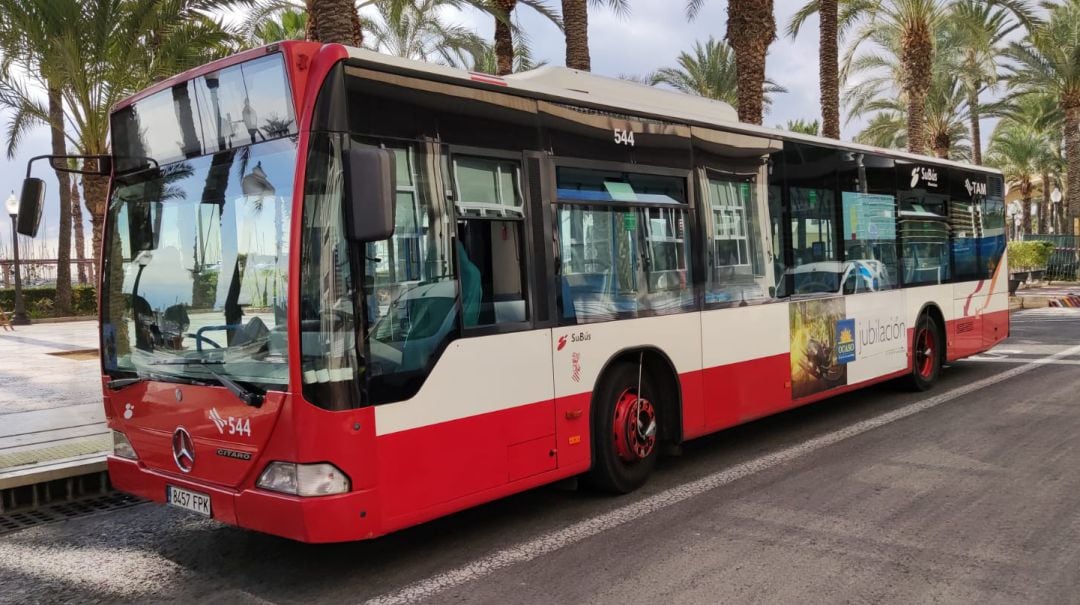 Un autobús urbano de Masatusa estacionado junto a la Explanada