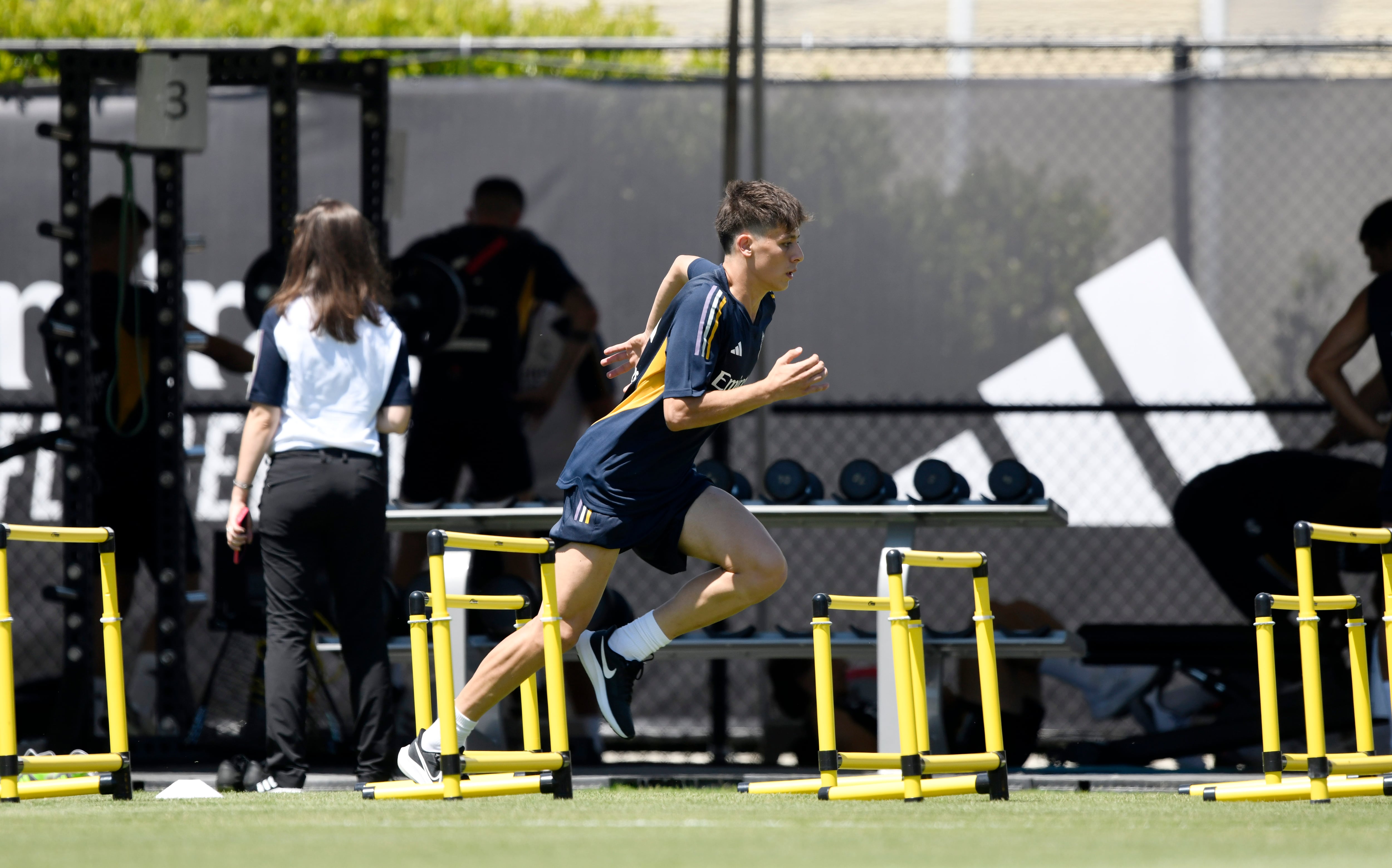 Arda Güler, durante un entrenamiento con el Real Madrid en su gira americana. (Photo by Kevork Djansezian/Getty Images)