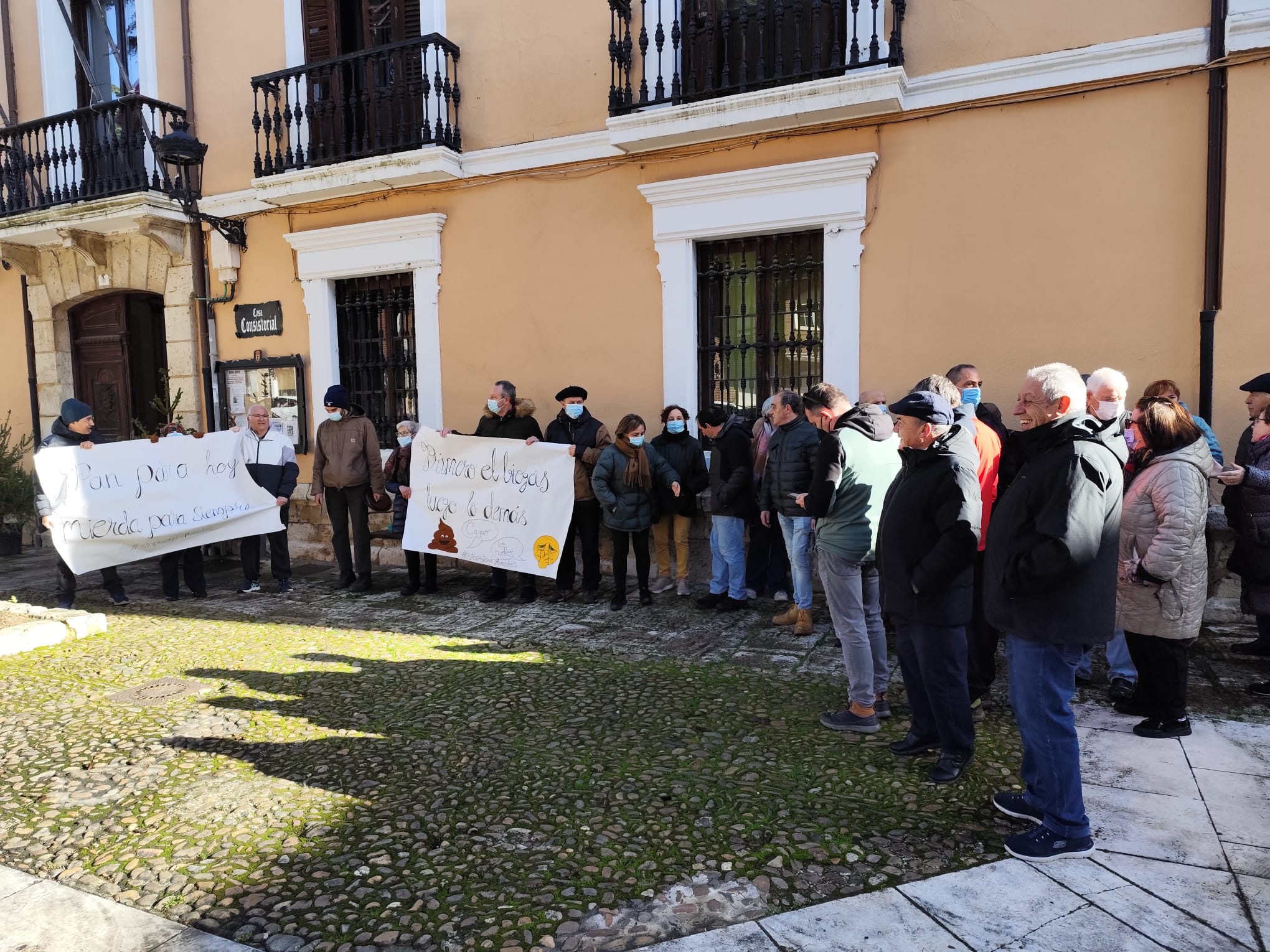 Plataforma Stop Biogás en Paredes de Nava protesta a la llegada del Consejero de Economía y Empleo Carlos Fernández Carriedo