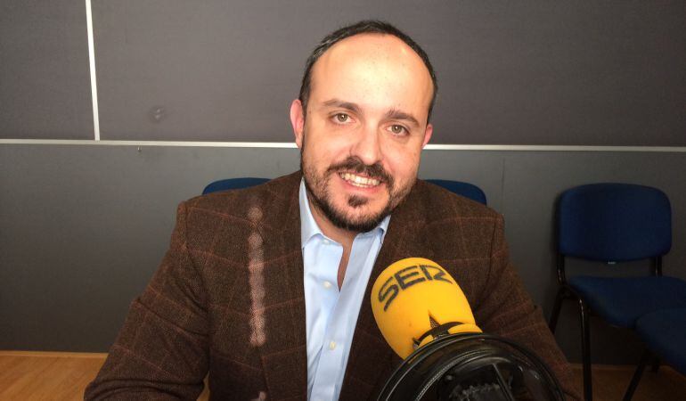 Alejandro Fernández als estudis de SER Tarragona.