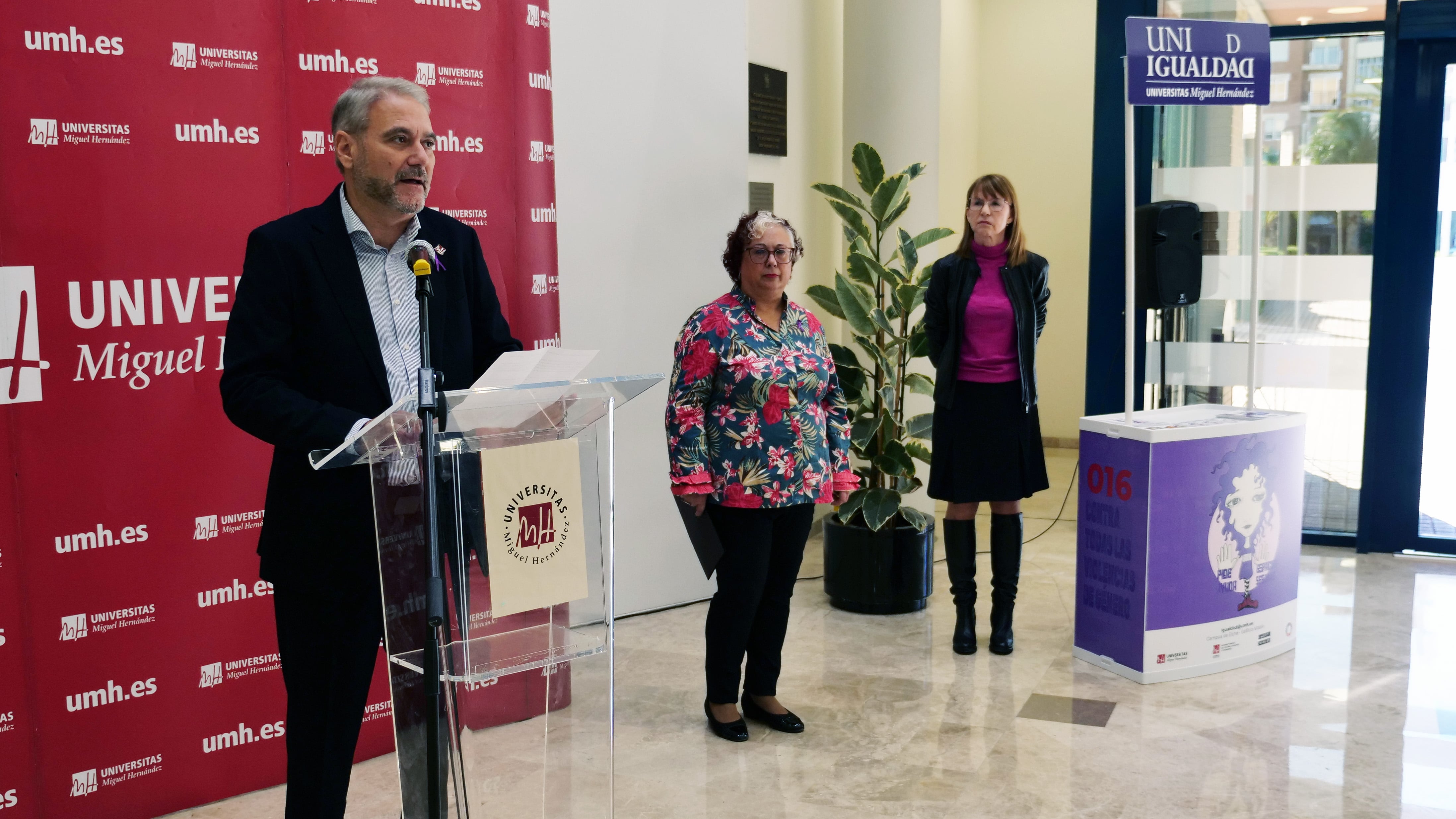 Lectura del Manifiesto 25N por parte del rector de la UMH, Juan José Ruíz, en la Universidad Miguel Hernández de Elche