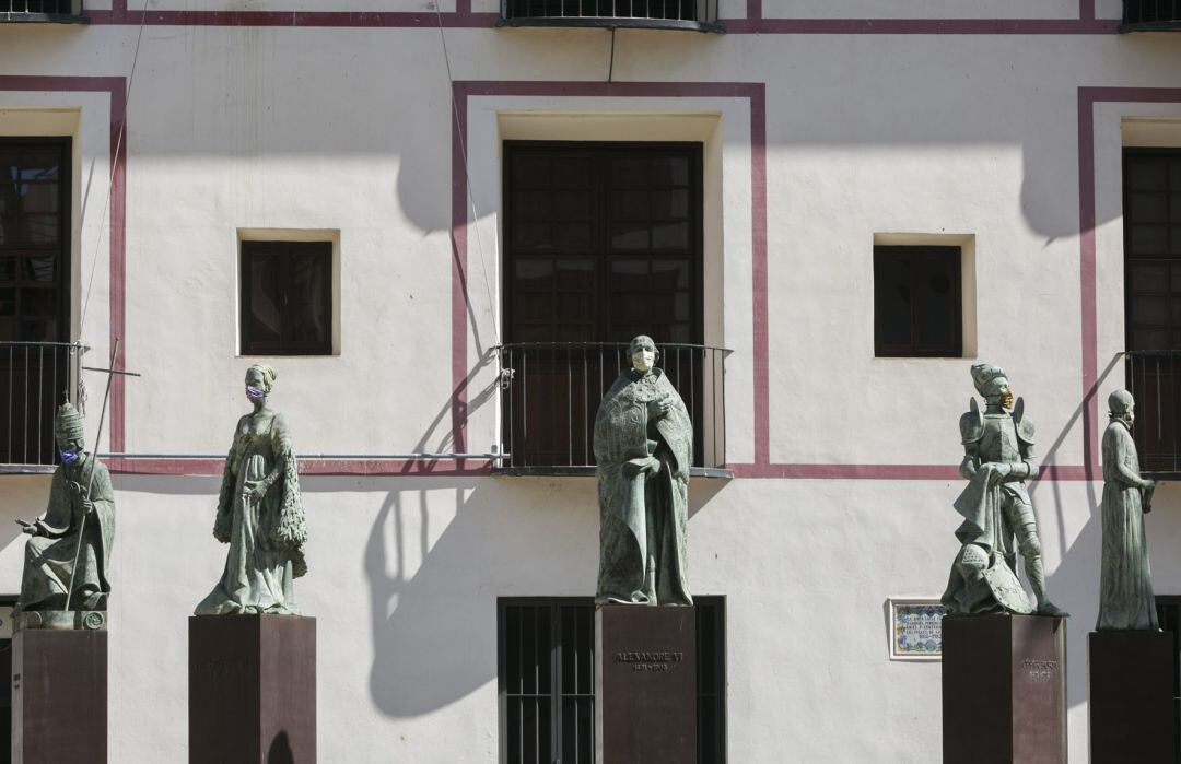 Esculturas de los Borja en Gandia, ahora con mascarilla ante la nueva normalidad 