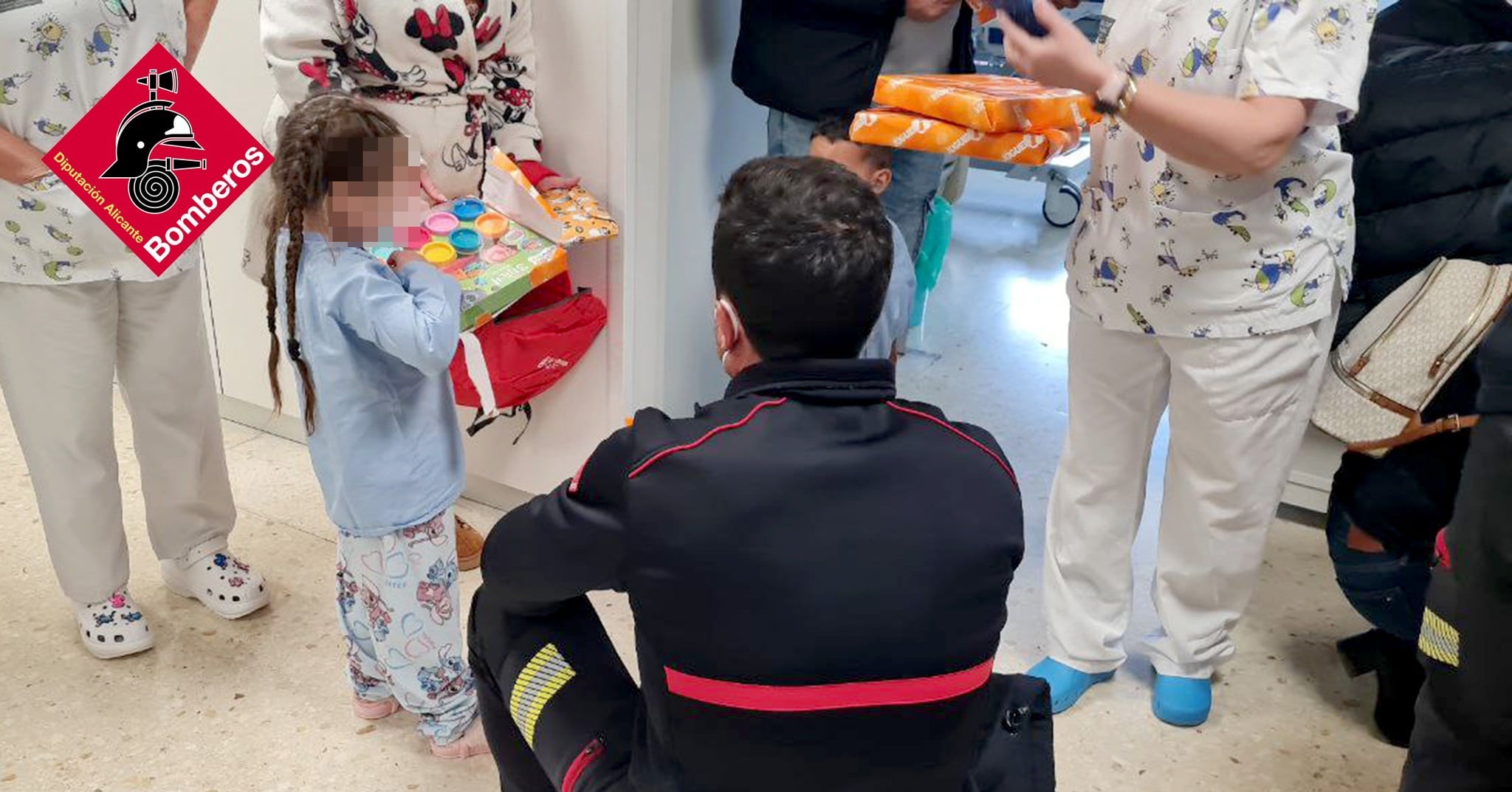 Los bomberos, en el Hospital de Elda