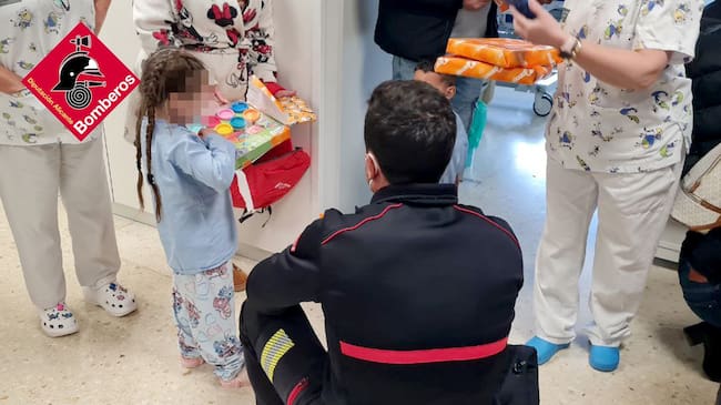 Los bomberos, en el Hospital de Elda