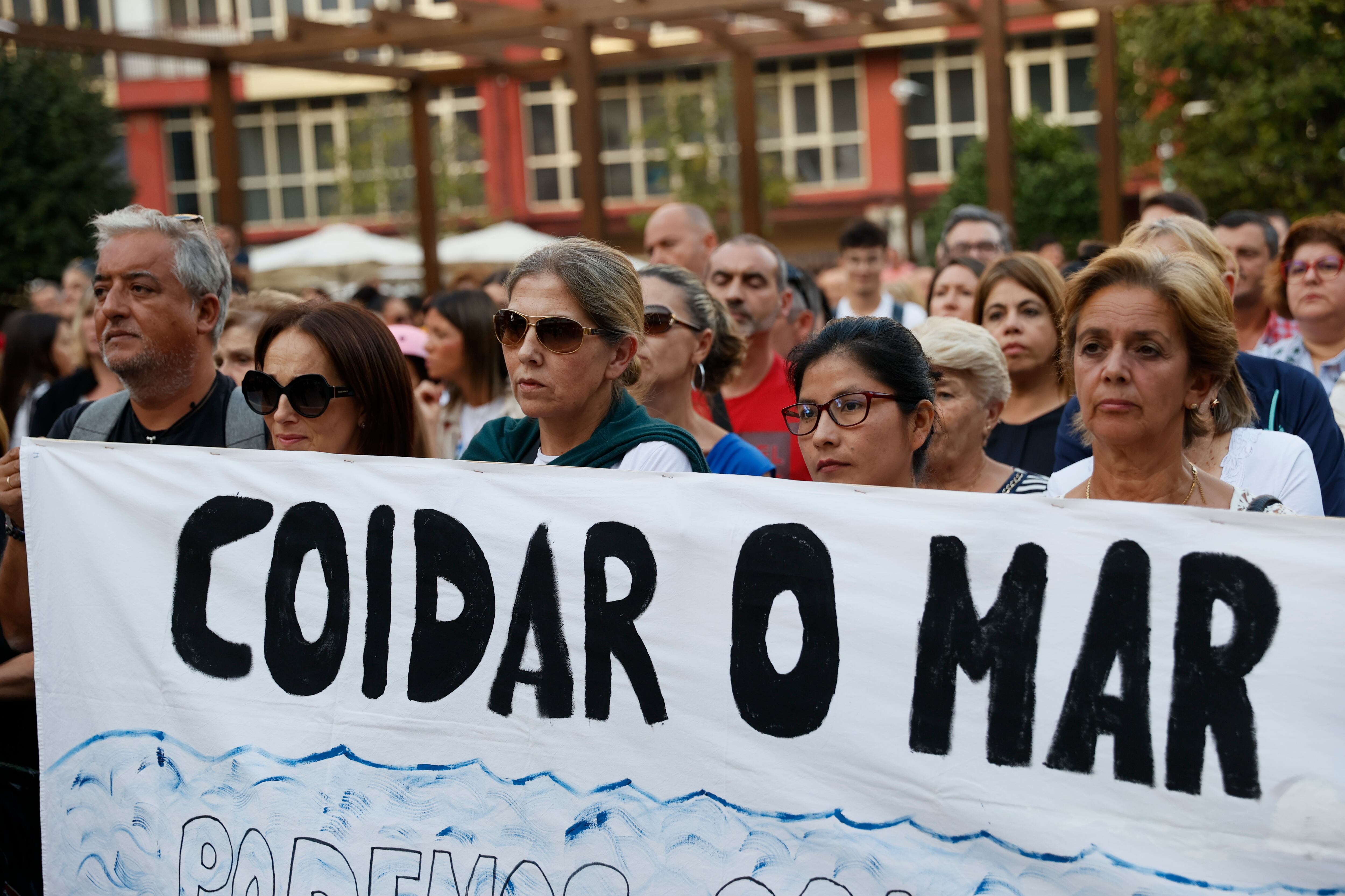 RIBEIRA, A CORUÑA, 08/10/2022.- Un momento de la concentración que se ha celebrado hoy sábado en la localidad coruñesa de Ribeira en defensa de la flota gallega y en protesta por el veto de la Comisión Europea a la pesca de arrastre. EFE/Lavandeira jr.